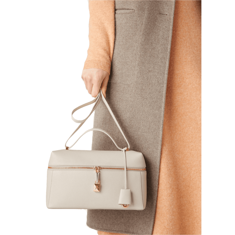 Loro Piana Mmea Bag a Wɔde Ka Ho L27. Ɔde ne nsa kyerɛɛ ne so