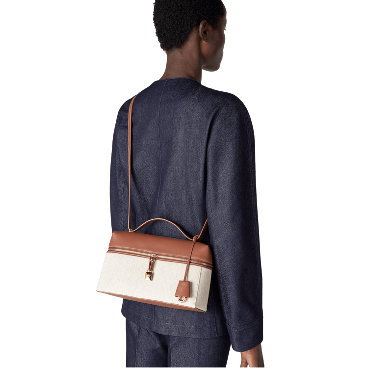 Loro Piana Mmea Bag a Wɔde Ka Ho L27. Ɔde ne nsa kyerɛɛ ne so