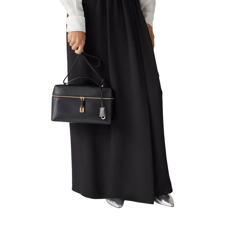 Loro Piana Mmea Bag a Wɔde Ka Ho L27. Ɔde ne nsa kyerɛɛ ne so