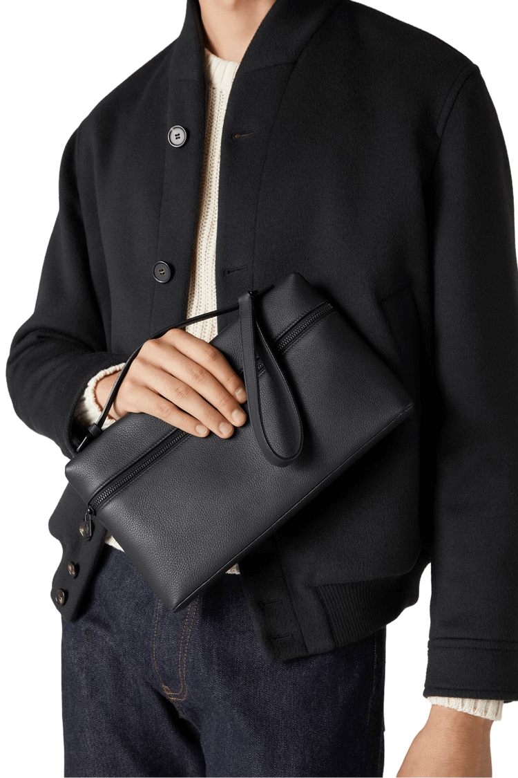 Loro Piana Mmarima Pouch a Wɔde Ka Ho L29. Ɔde ne nsa kyerɛɛ ne so