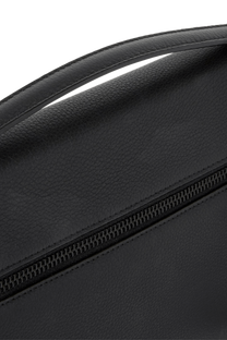 Loro Piana Mmarima Pouch a Wɔde Ka Ho L29. Ɔde ne nsa kyerɛɛ ne so