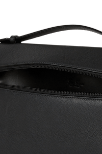 Loro Piana Mmarima Pouch a Wɔde Ka Ho L29. Ɔde ne nsa kyerɛɛ ne so