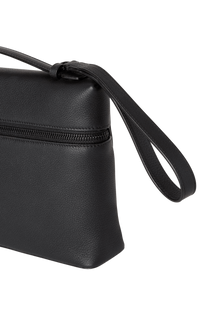 Loro Piana Mmarima Pouch a Wɔde Ka Ho L29. Ɔde ne nsa kyerɛɛ ne so