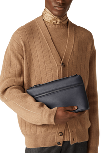 Loro Piana Mmarima Pouch a Wɔde Ka Ho L29. Ɔde ne nsa kyerɛɛ ne so