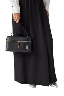 Loro Piana Mmea Bag a Wɔde Ka Ho L27. Ɔde ne nsa kyerɛɛ ne so