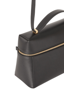 Loro Piana Mmea Bag a Wɔde Ka Ho L27. Ɔde ne nsa kyerɛɛ ne so
