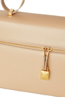Loro Piana Mmea Bag a Wɔde Ka Ho L27. Ɔde ne nsa kyerɛɛ ne so