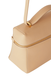 Loro Piana Mmea Bag a Wɔde Ka Ho L27. Ɔde ne nsa kyerɛɛ ne so